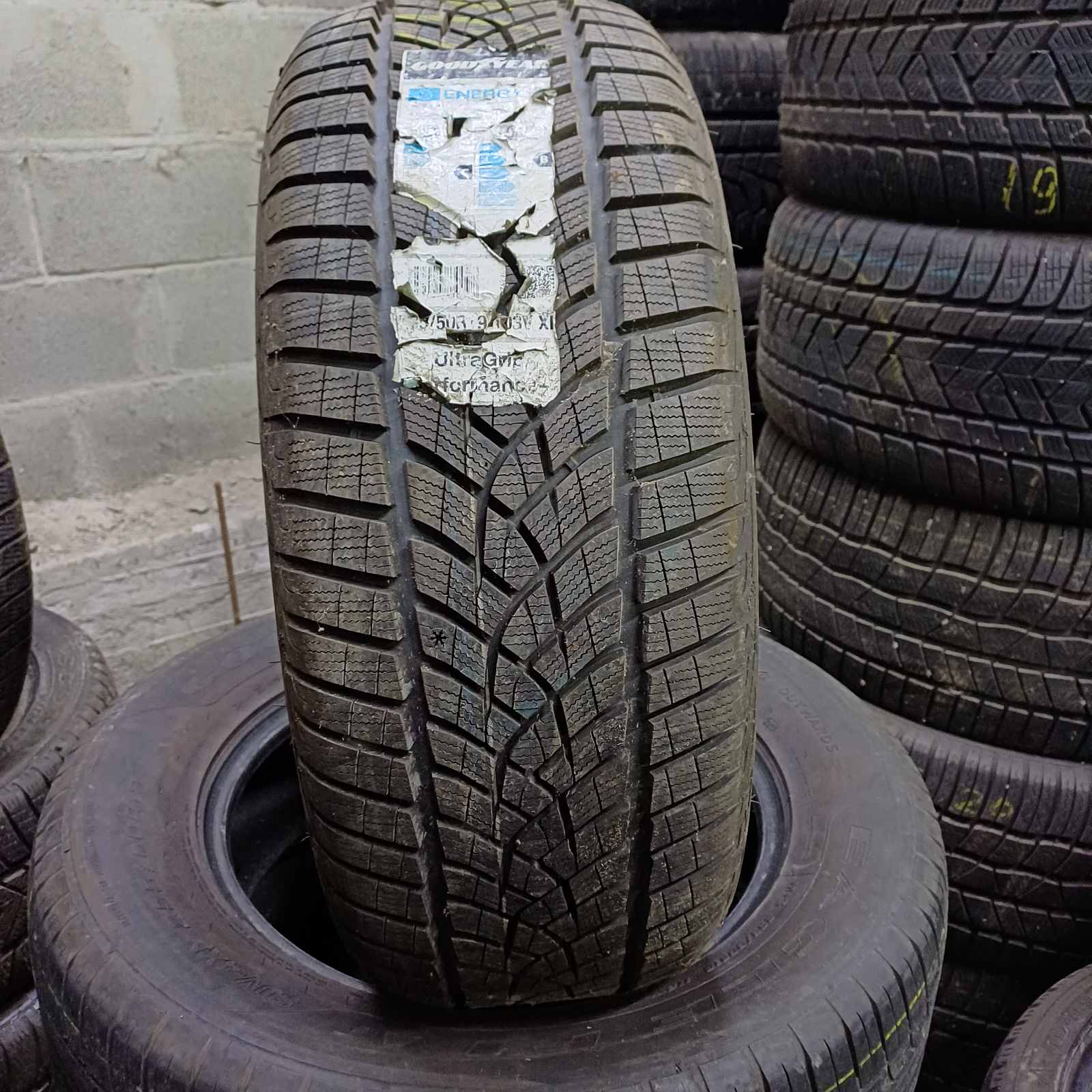 Goodyear UltraGrip Performance 235/50R19